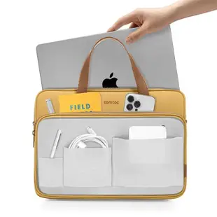 【tomtoc】MacBook Pro 14吋 & 筆記型電腦13吋 旅行日記 芥黃(MacBook Pro/MacBook Air)