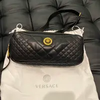 在飛比找蝦皮購物優惠-VERSACE 凡賽斯 女神頭 頂級黑牌 牛皮 側背 腰包