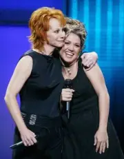 Singer Reba McEntire and American Idol winner Kelly Clarkson perfo - Old Photo 3