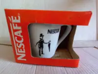 在飛比找Yahoo!奇摩拍賣優惠-【雀巢咖啡Nescafe】圖案~拿傘老者、雀巢波浪把手造型精