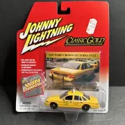 Johnny Lightning - Classic Gold - 1997 Ford Crown Victoria Taxi NEW