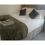3 Bed House, Full Kitchen , Hot Tub, Two Bathrooms, Nice Garden,very Quiet Area