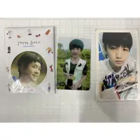 在飛比找蝦皮購物優惠-tfboys 小卡 易烊千璽海報 貼紙 小圓鏡