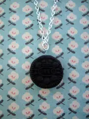FUNKY MINI OREO COOKIE NECKLACE RETRO KITSCH JUNK FOOD SNACK BISCUIT CHOCOLATE