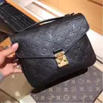 【空姐代購】LV 路易威登 M41487 黑色壓紋 POCHETTE METIS 郵差包 EMPREINTE皮革