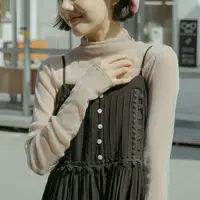 在飛比找momo購物網優惠-【Queenshop】女裝 長袖 木耳邊造型金蔥設計透膚高領