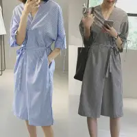 在飛比找蝦皮購物優惠-Dress 👗 夏秋清爽直條紋襯衫V領綁帶洋裝 淺藍 現貨