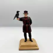 Figure 120 mm Вeefeater with raven Elizabeth II (scale 1:16) Resine