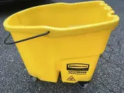 BRAND NEW RUBBERMAID WAVE BREAK MOP BUCKET 1887305 NO WRINGER YELLOW 35 QUART