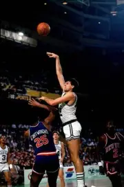 Kevin McHale Boston Celtics shoots over Bill Cartwright New York K- Old Photo
