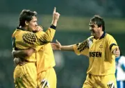 Gary Lineker Gary Mabbutt of Tottenham Hotspur celebrate after Lin- Old Photo