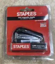 Staples Mini Magnetic Stapler with 1000 Standard Staples