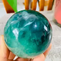 在飛比找Yahoo!奇摩拍賣優惠-FA74天然綠螢石水晶球擺件綠色水晶原石打磨屬木客廳辦公家居