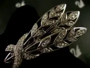 SIGNED SWAROVSKI PAVE' RUTHENIUM GRAY CRYSTAL LEAF CRYSTAL PIN ~ BROOCHE NEW