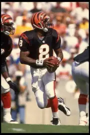 Quarterback Jeff Blake Cincinnati Bengals drops back to pass du- 1995 Old Photo