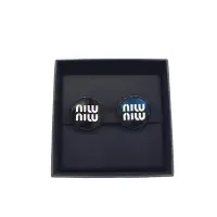 在飛比找Yahoo奇摩購物中心優惠-MIUMIU 爆款徽章標誌黑白撞色樹脂玻璃耳夾(黑白)