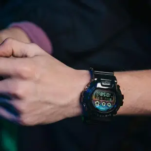 【CASIO 卡西歐】G-SHOCK 電競虛擬虹光系列/經典錶款/50mm(DW-6900RGB-1)