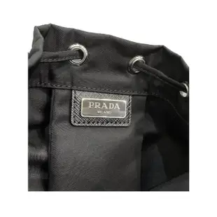 【PRADA 普拉達】1MA369 經典三角LOGO尼龍束口手提水桶包(黑色)