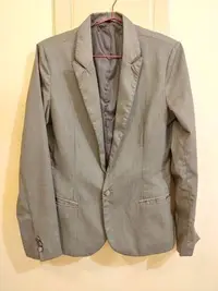 在飛比找Yahoo!奇摩拍賣優惠-二手 男款灰色修身西裝外套 適合參加婚禮 主持活動等 合身修