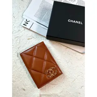 在台現貨💛35800 香奈兒 Chanel 19護照套 金棕色 焦糖色