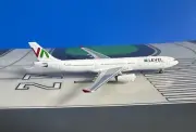 Level Airbus A330-343 EC-NHM, port side: El Mago POP 1/400 diecast NG Models