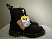 DR. MARTENS AIR WAIR BOOTS (aw004). WOMENS 7. MEN 6.