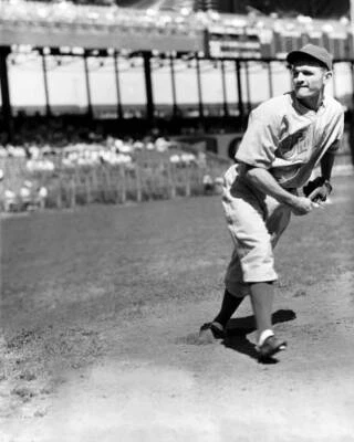 Claude W Passeau of the Philadelphia Phillies in 1938 Baseball Old Photo 1