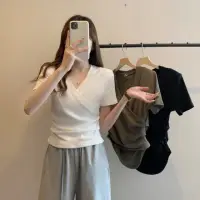 在飛比找momo購物網優惠-【D.studio】韓版設計感交叉V領短袖上衣(短袖t恤 女
