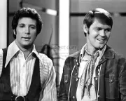GLEN CAMPBELL AND TOM JONES - 8X10 PUBLICITY PHOTO (SP054)