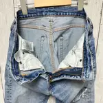 LEVI'S 505 DISTRESSED JEANS WITH A WAIST SIZE OF 28 INCHES A