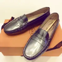 在飛比找蝦皮購物優惠-[全新正品] TOD’S 豆豆鞋_女鞋_限量_時尚銀