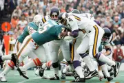 Manny Fernandez Miami Dolphins tackles Chuck Foreman Minnesota Vi- 1974 Photo