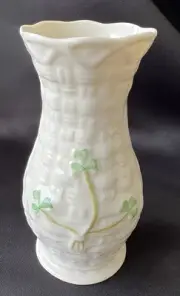 NEW Belleek Kylemore 4.5” Vase 2001-2007 Shamrock Basketweave Scalloped Rim