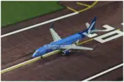1:400 GeminiJets Breeze Embraer ERJ-195 Passenger Airplane Diecast Plane Model