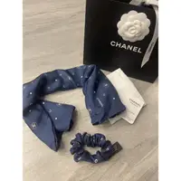 在飛比找蝦皮購物優惠-全新真品 Chanel 藍色絲巾 髮圈 組