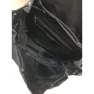 ✈️巴黎代購✈️ PRADA 全新大款黑色尼龍銀釦三角牌束口前雙拉鍊口袋後背包 1BZ005