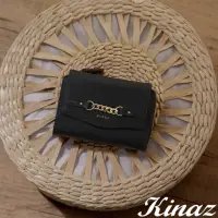 在飛比找momo購物網優惠-【KINAZ】金色鍊飾三折拉鍊真皮掀蓋中夾-醇黑鬆塔-洛可可