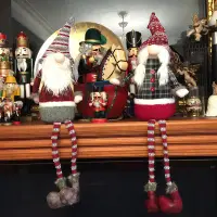 在飛比找Yahoo!奇摩拍賣優惠-Hola 80cm 歡樂派對灰格衣坐姿耶誕老人 長腿聖誕老人