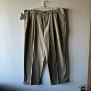 Dockers Men's Relaxed Fit Comfort Khaki Pants Pleated Beige Stretch 40x29, NWT