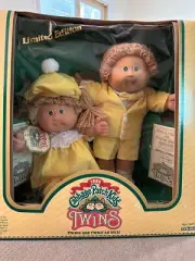 Vintage 1985 RARE Limited Edition Cabbage Patch Kids Twin Dolls NEW IN BOX.