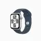 Apple Watch SE2 GPS ; 44mm 銀色鋁金屬錶殼搭配藍色運動錶帶S/M _ 台灣公司貨 + 【錶貼＋錶套】