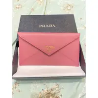 在飛比找蝦皮購物優惠-國外購回全新Prada粉色信封式防刮薄式皮夾