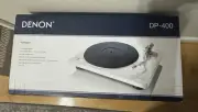 Denon DP400, white turntable with speed auto sensor