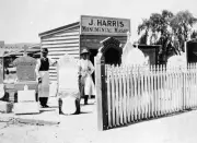 Bendigo Victoria 1910 - Workers in the yard of J. Harris, Monument- Old Photo