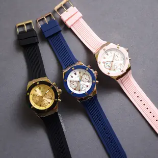 GUESS原廠平輸手錶 | 玫瑰金框 白面 三眼日期顯示 紋理面盤 圓型腕錶 粉色矽膠錶帶 女錶 (GW0030L4)