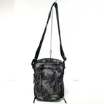 LESPORTSAC LE POE PORT A TS O LES R 肩背包 側肩包 黑色 灰色 卡其 迷彩  BB1