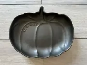 LE CREUSET 9" MEDIUM PUMPKIN DISH, STONEWARE, MATTE BLACK, BRAND NEW