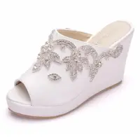 在飛比找momo購物網優惠-【Sp house】白色之戀水鑽魚口坡跟涼拖鞋(白色)