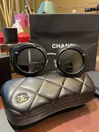 在飛比找Yahoo!奇摩拍賣優惠-全新專櫃正品 Chanel 香奈兒造型墨鏡 黑色水銀鏡面配深