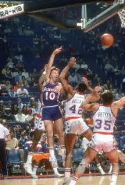 Mike Dunleavy Philadelphia 76ers passes the ball over the top of G- Old Photo